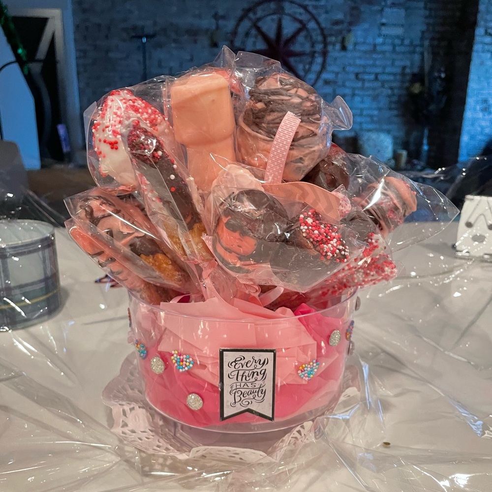 Dee’s Craftivities and Delectable arrangements designed to meet your needs